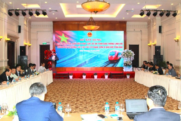 Tuyên truyền, phổ biến pháp luật về an toàn giao thông lĩnh vực đường bộ và đường sắt